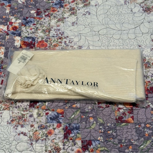 Ann Taylor Vintage Scarf🧣and Gloves - Picture 6 of 9